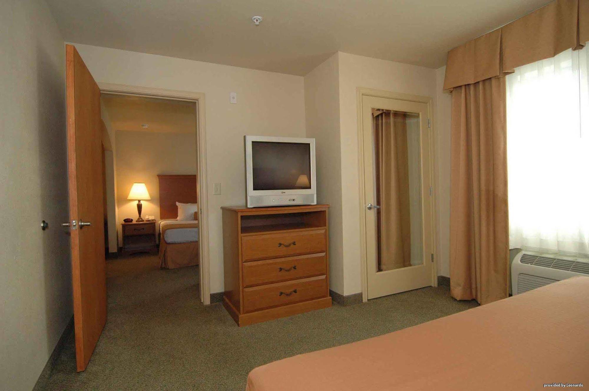 Best Western Windsor Pointe Hotel & Suites - At&T Center San Antonio Room photo